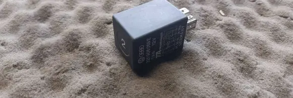 Volkswagen PASSAT B2 Fuel pump relay 321906059E