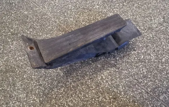Accelerator throttle pedal