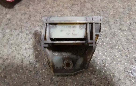 BMW 5 E39 Radiator mount bracket 1712247894
