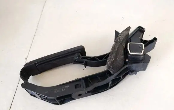 Mercedes-Benz C W203 Accelerator throttle pedal A2113000404