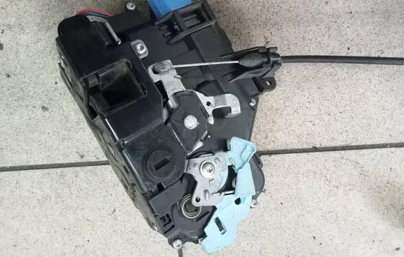 Skoda Octavia Mk2 (1Z) Rear door lock 7L0839016D