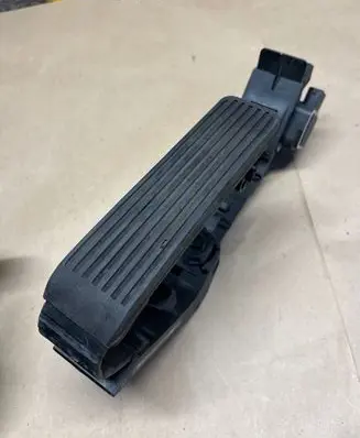 Mercedes-Benz E W211 Accelerator throttle pedal A2113000504 A2083010001 1293010382