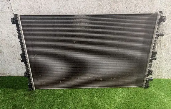 Audi Q7 4M Coolant radiator 4M0145804T