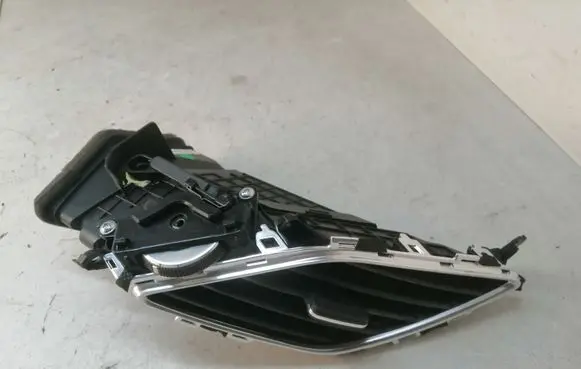 Hyundai i40 Dash center air vent grill U09D52