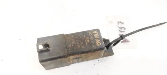 Volkswagen Golf V Glow plug pre-heat relay 03G907282A 0522120505