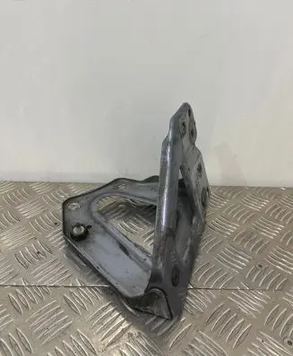 Audi A6 S6 C6 4F Fender mounting bracket 4F0821135