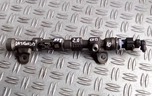 Opel Insignia A Fuel distributor 0445214221 55576177 04431712