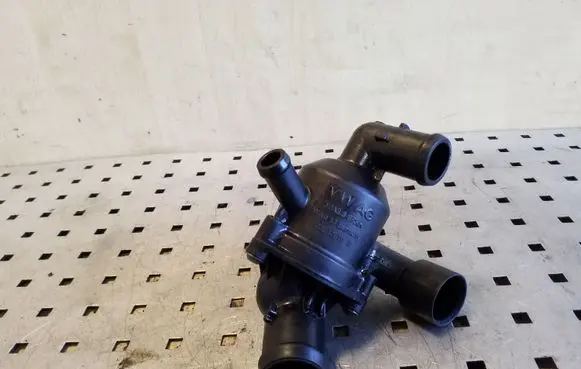 Thermostat/thermostat housing