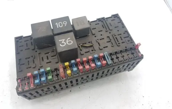 Volkswagen Golf III Fuse module 357937039