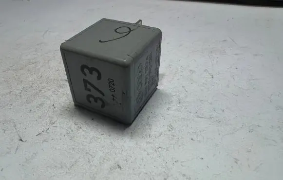 Volkswagen Golf V Other relay 8D0951253A V23134B52X301