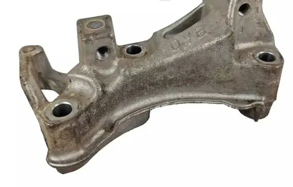 Peugeot 3008 I Engine mounting bracket 9688615780