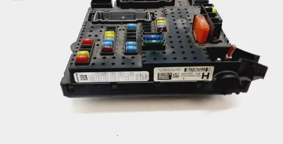 Volvo XC70 Fuse module 30728512