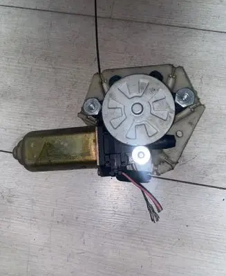 Volvo S40, V40 Front door window regulator motor 113136101