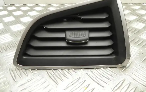 Rear air vent grill
