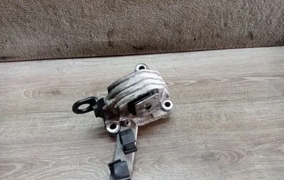 Volvo V70 Engine mount bracket 326C88