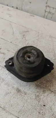 Mercedes-Benz ML W164 Engine mount bracket