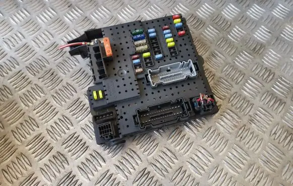 Volvo S60 Fuse module 30728512 06W431 28017881