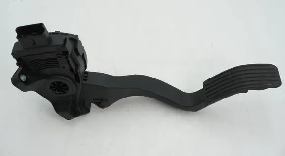 Accelerator throttle pedal