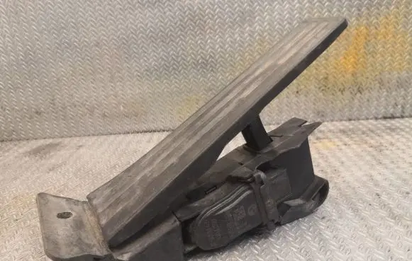BMW 1 F20 F21 Accelerator throttle pedal 6853176