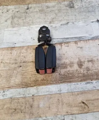 Middle seatbelt buckle (rear)