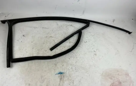 Porsche Macan (95B) Rubber seal front door window/glass 95B837432