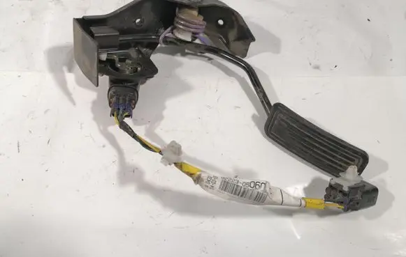 Toyota Avensis T250 Accelerator throttle pedal 8222305060