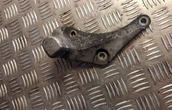 Audi A8 S8 D3 4E Engine mounting bracket 4E0199343