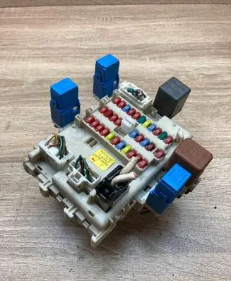 Nissan Primera Fuse module 24350AV700 0714041