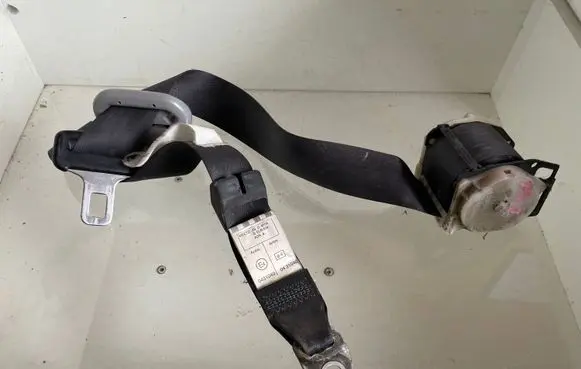Toyota Avensis Verso Rear seatbelt 0431040