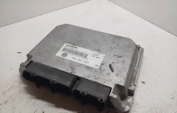 Volkswagen PASSAT B5 Engine control unit/module 3B0907557 719107 5WP435001