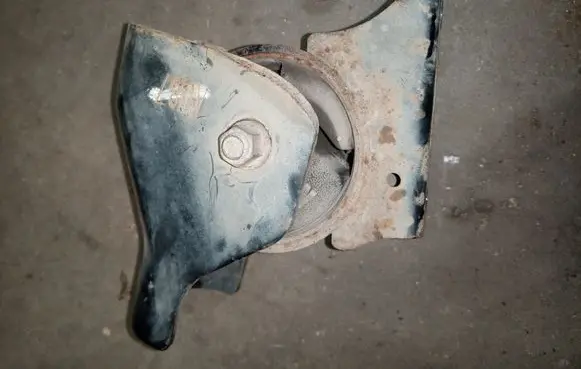 Mitsubishi Outlander Engine mount bracket