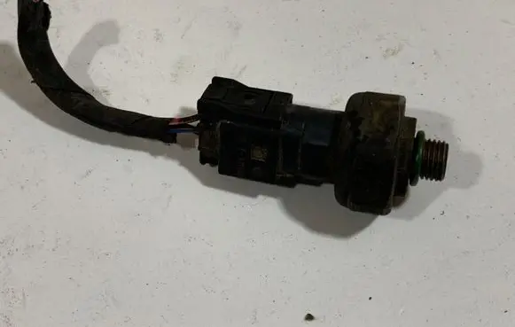 Mercedes-Benz E W211 Air conditioning (A/C) pressure sensor A2205420118