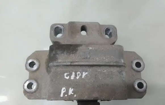 Volkswagen Caddy Engine mount bracket 173149