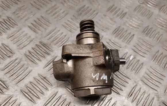 Audi Q7 4M Fuel injection high pressure pump 06E127026F