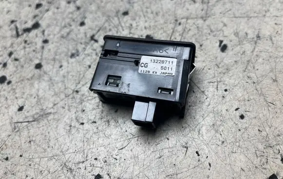 Opel Astra H Electric window control switch 13228711