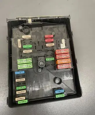 Volkswagen Golf V Fuse module 1D220606