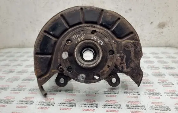 Volkswagen Touran I Front wheel hub 1K0365C