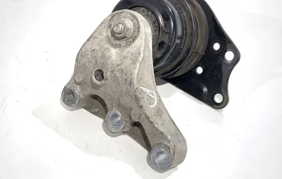 Engine mount vacuum valve