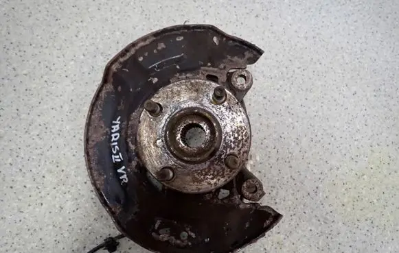 Toyota Yaris Front wheel hub spindle knuckle 