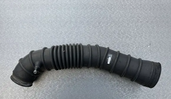 Mitsubishi Pajero Air intake hose/pipe MD131532
