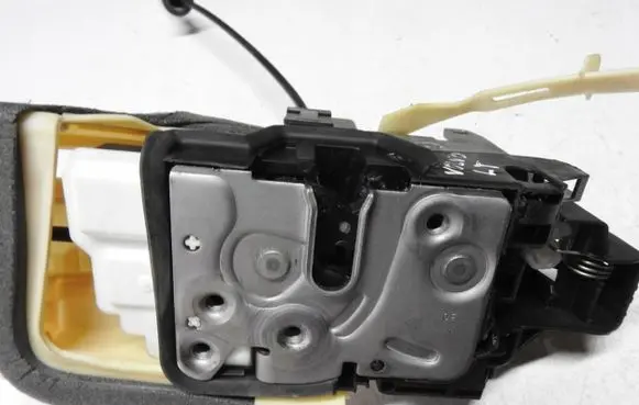 Volvo XC40 Rear door lock 32131412