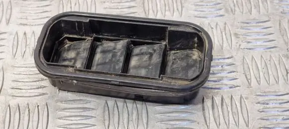 Mercedes-Benz Sprinter W901 W902 W903 W904 Quarter panel pressure vent 9018300042