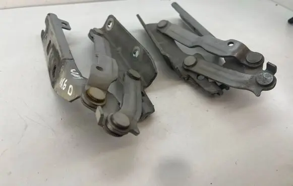 Volkswagen Golf VI Engine bonnet/hood hinges 5K0823301B