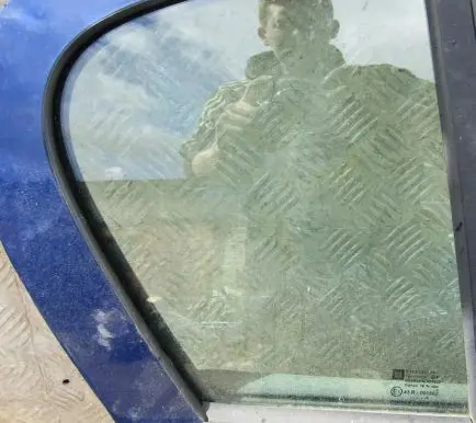 Opel Astra H Rear vent window glass 