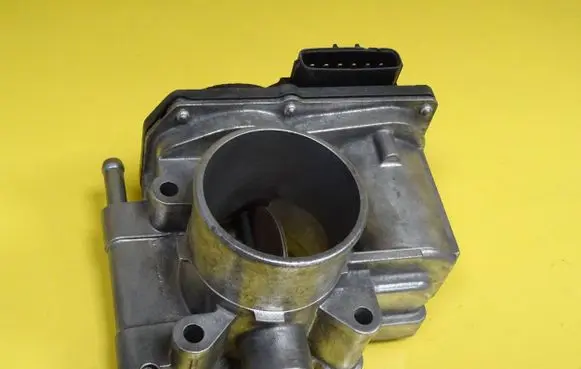 Mazda 5 Throttle body valve RFJ136B0C