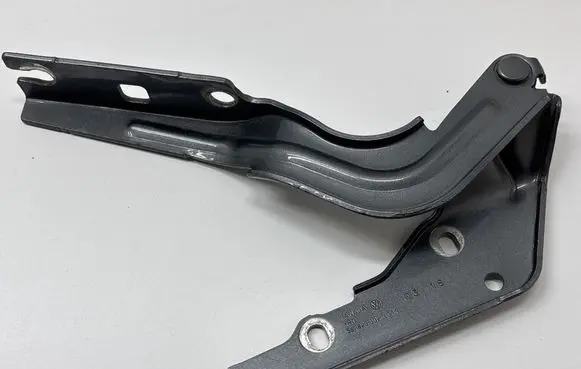 Engine bonnet/hood hinges