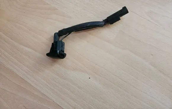 BMW 5 E60 E61 Windshield washer spray nozzle 7046060