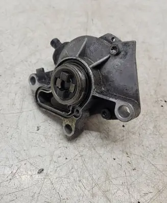 Volkswagen Golf IV Vacuum pump 038145101B