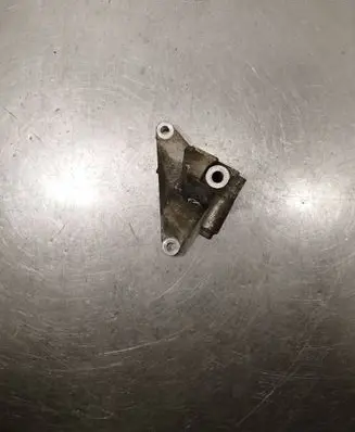 Subaru Legacy Engine mounting bracket