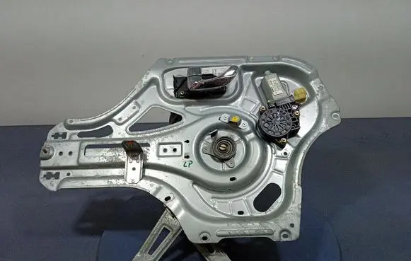 KIA Opirus Front door window regulator with motor 824703F010